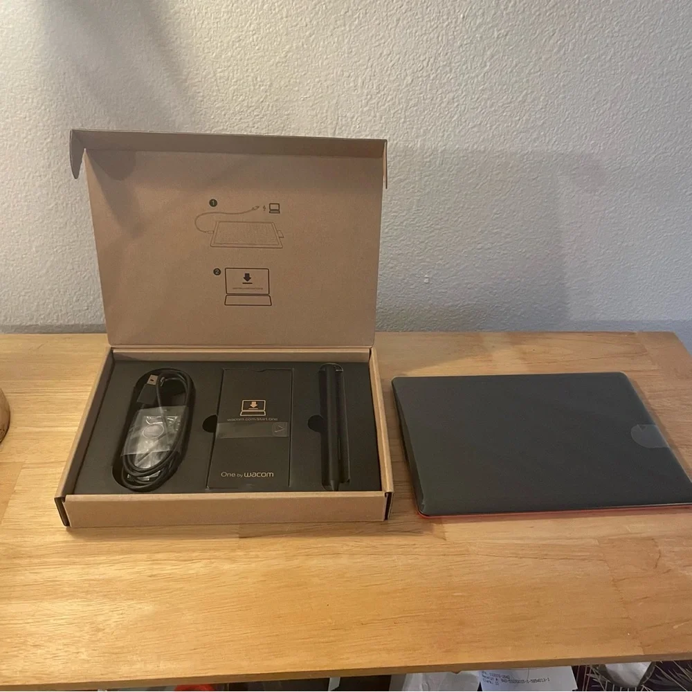 One by Wacom Digital Drawing Tablet Pen Pad - Small - Picture 5 of 10